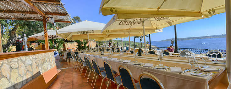 Al fresco dining at Country Terrace